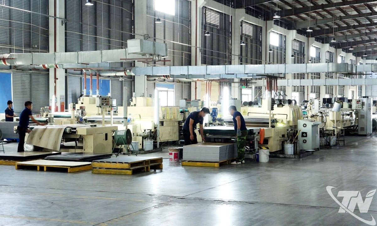 Den nye PVC-gulvfabrikken ble investert i, bygget og satt i drift i Song Cong II industripark, noe som bidro til å øke verdien av industriproduksjon og eksport av varer i provinsen.