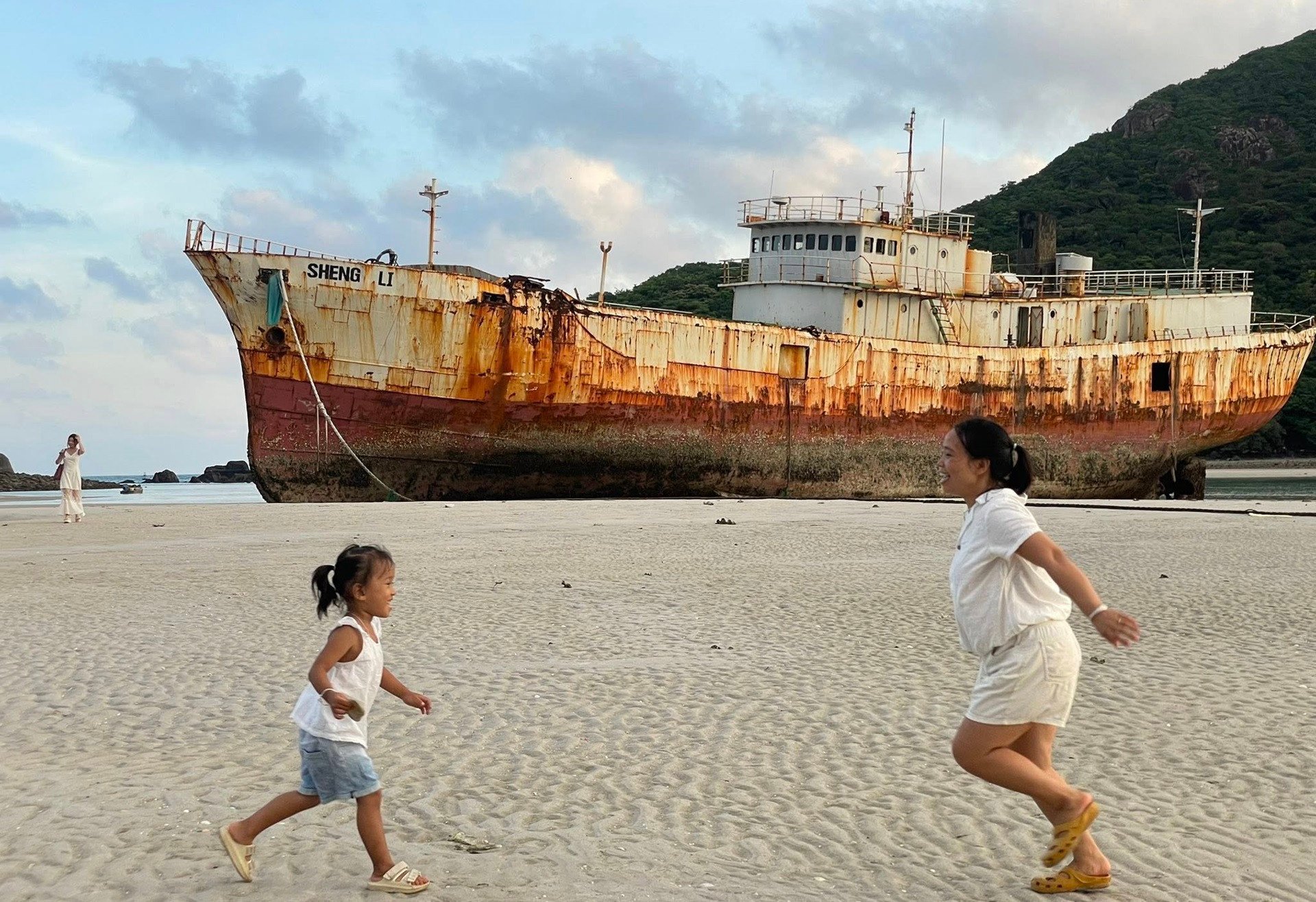 កប៉ាល់ Sheng Li ចាកចេញពី Con Dao អ្នកទេសចរសោកស្តាយចំពោះកន្លែង