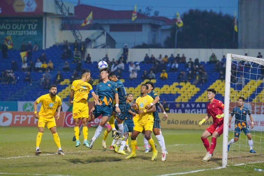 មតិលើការប្រកួត HAGL vs Thanh Hoa ម៉ោង 5:00 ល្ងាច។ ថ្ងៃទី 9 ខែវិច្ឆិកា: ការប្រយុទ្ធដើម្បីគេចខ្លួននៅកណ្តាលព្យុះកាត់ចោល - រូបថត 2