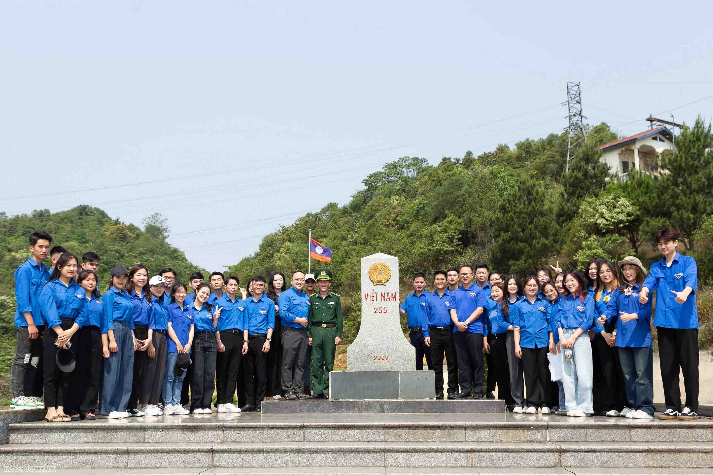 Η φλόγα της άμιλλας – η μετρίαση του διπλωματικού σθένους του Βιετνάμ Ngọn lửa thi đua – tôi luyện bản lĩnh ngoại giao Việt Nam