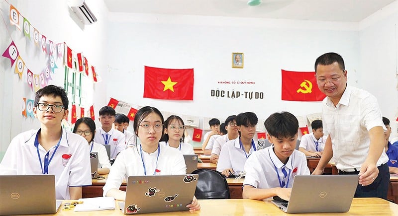 A Escola Secundária Vu The Lang, no distrito de Viet Tri, promove a aplicação da tecnologia da informação no ensino.