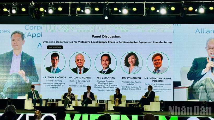 フォーラムでのディスカッションセッションに参加するスピーカーたち。（写真：HNV）