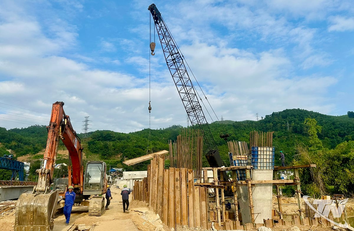 Công trình cầu An Long và tuyến đường kết nối tỉnh lộ ĐT.270 với ĐT.261
có tổng mức đầu tư 350 tỷ đồng, đang được đẩy nhanh tiến độ thi công.