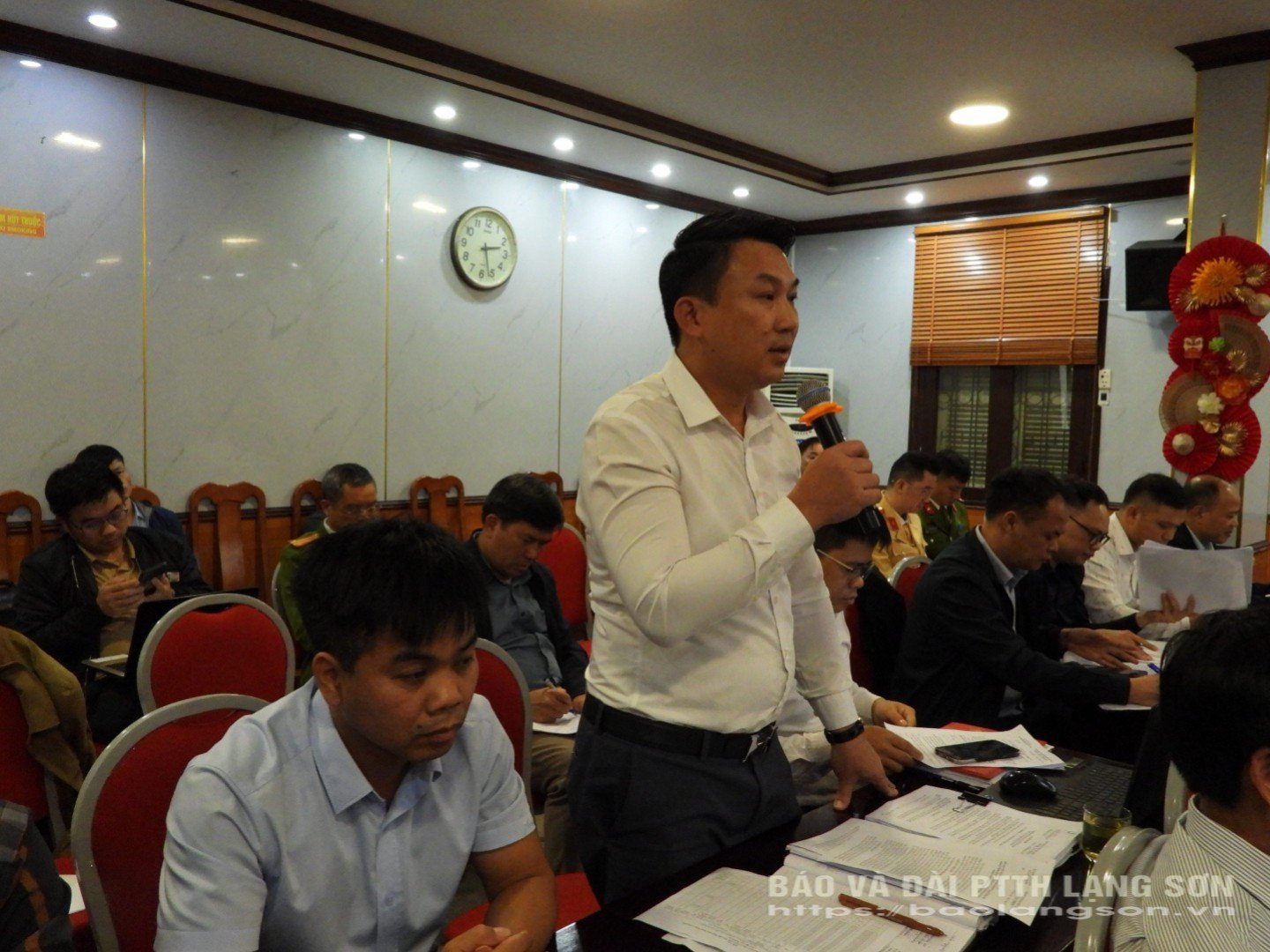 Representantes dos líderes da comuna de Tan Thanh discursaram na reunião.