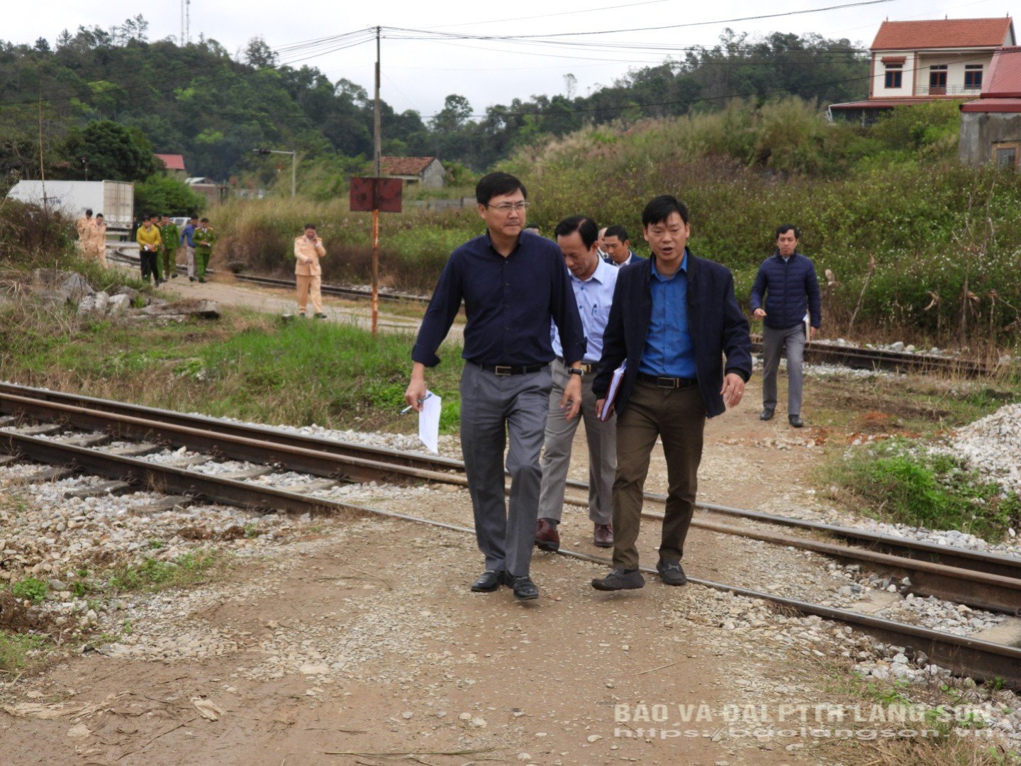O grupo de trabalho do Departamento Ferroviário inspecionou a passagem de nível autopropulsionada no bairro de Dong Kinh.