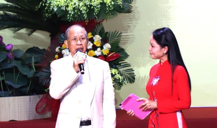 Zakenman Ly Ngoc Minh vertelt zijn verhaal tijdens het eerste congres over patriottische emulatie in Ho Chi Minh City voor de periode 2025-2030.