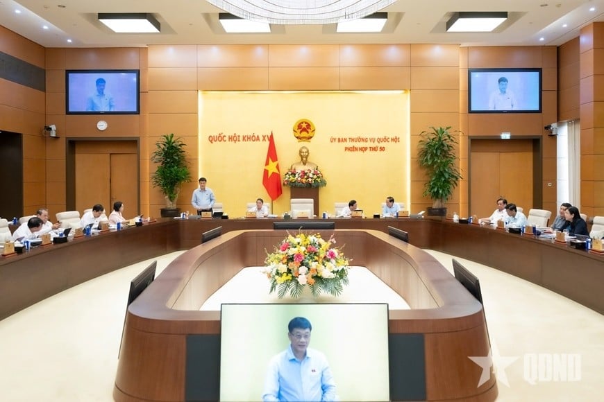 Arbetsplats vid nationalförsamlingens ständiga kommittés 50:e session.