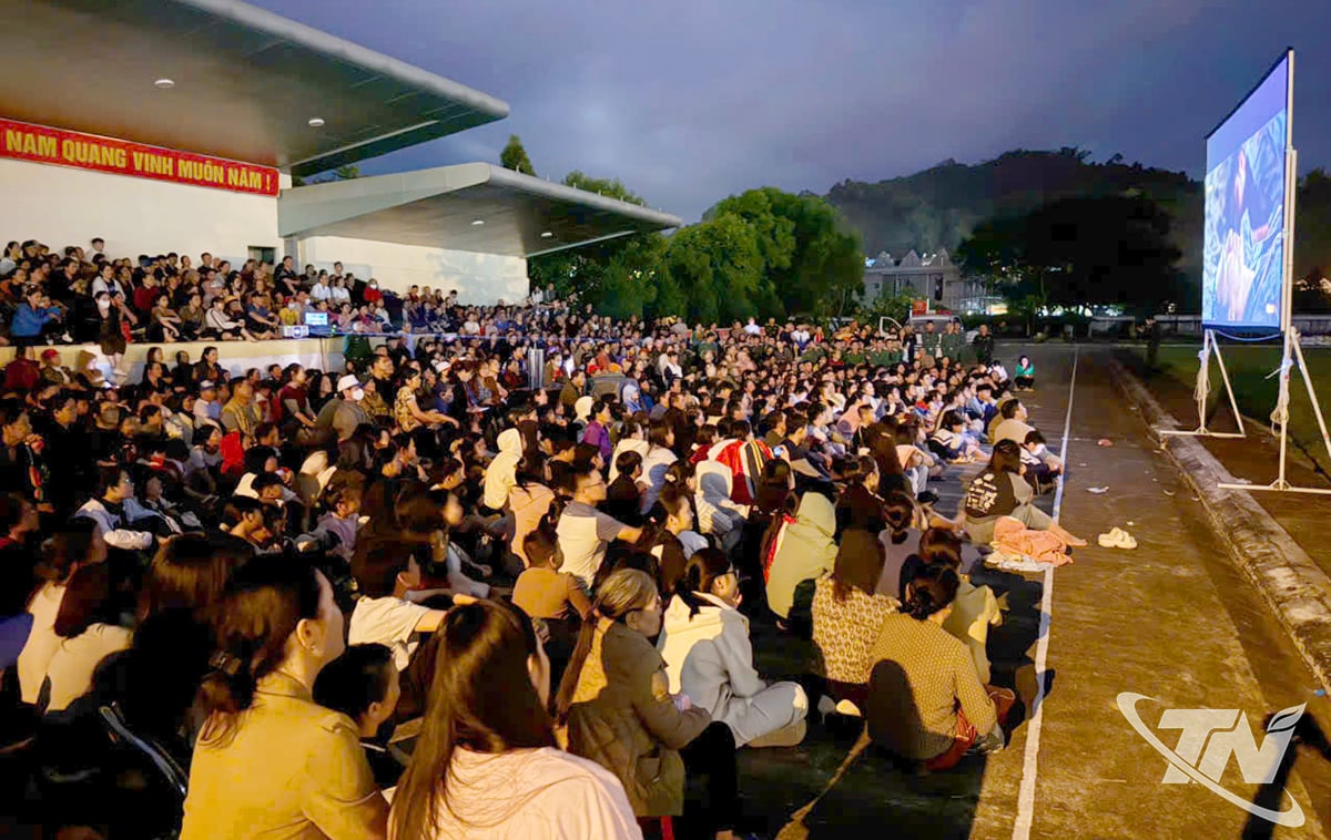 Ve Velitelství obrany Regionu 1 - Duc Xuan se film zúčastnil velký počet lidí.