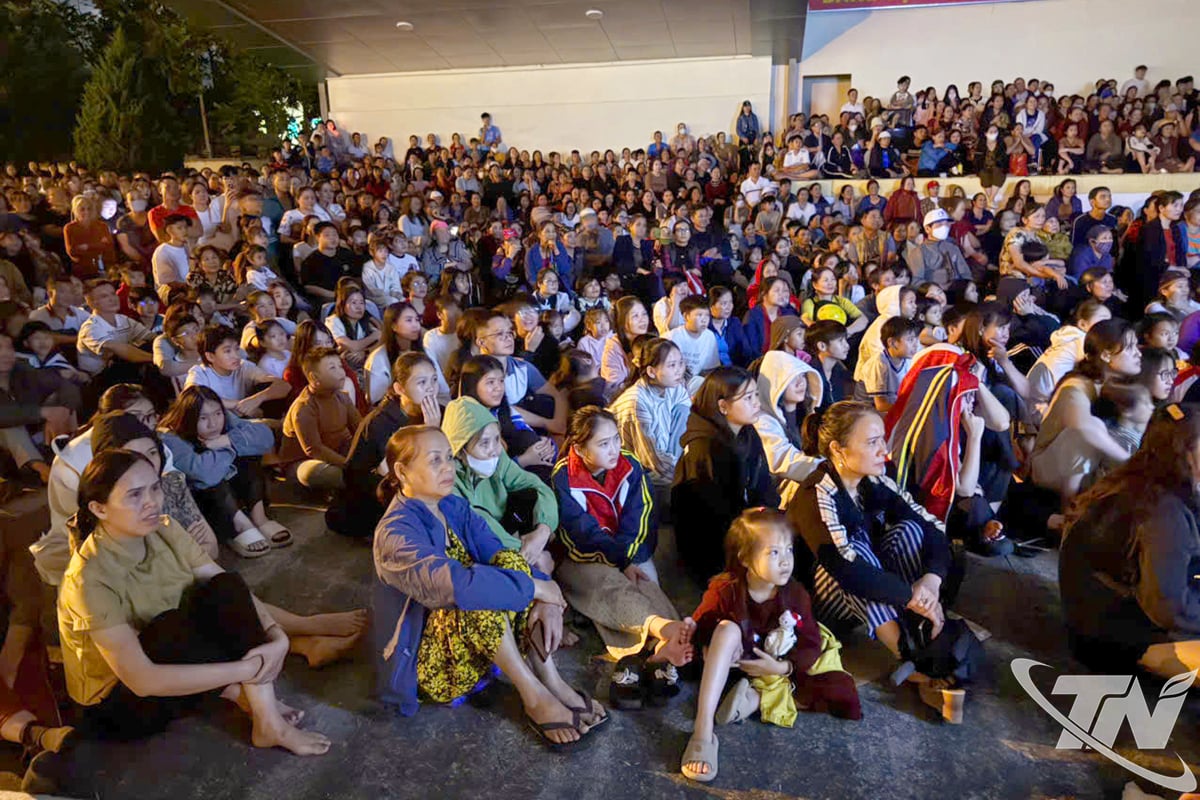 Tisíce lidí všech generací se odvážily deštivého počasí, aby se na film podívaly.