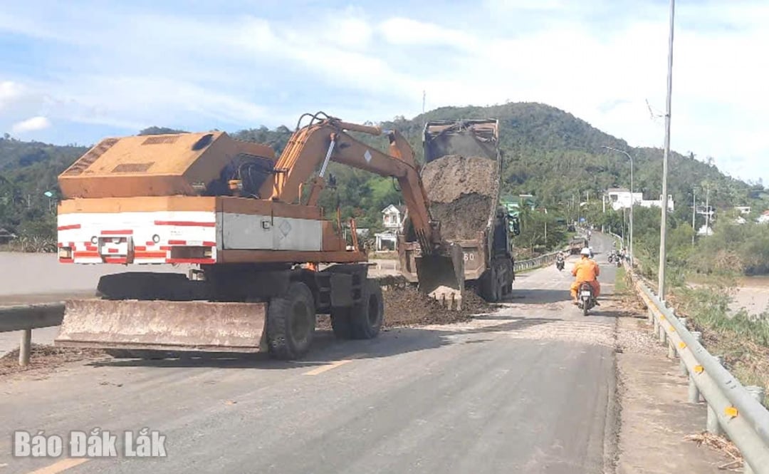Unit tersebut meratakan lokasi longsor di Jalan Raya 19C.