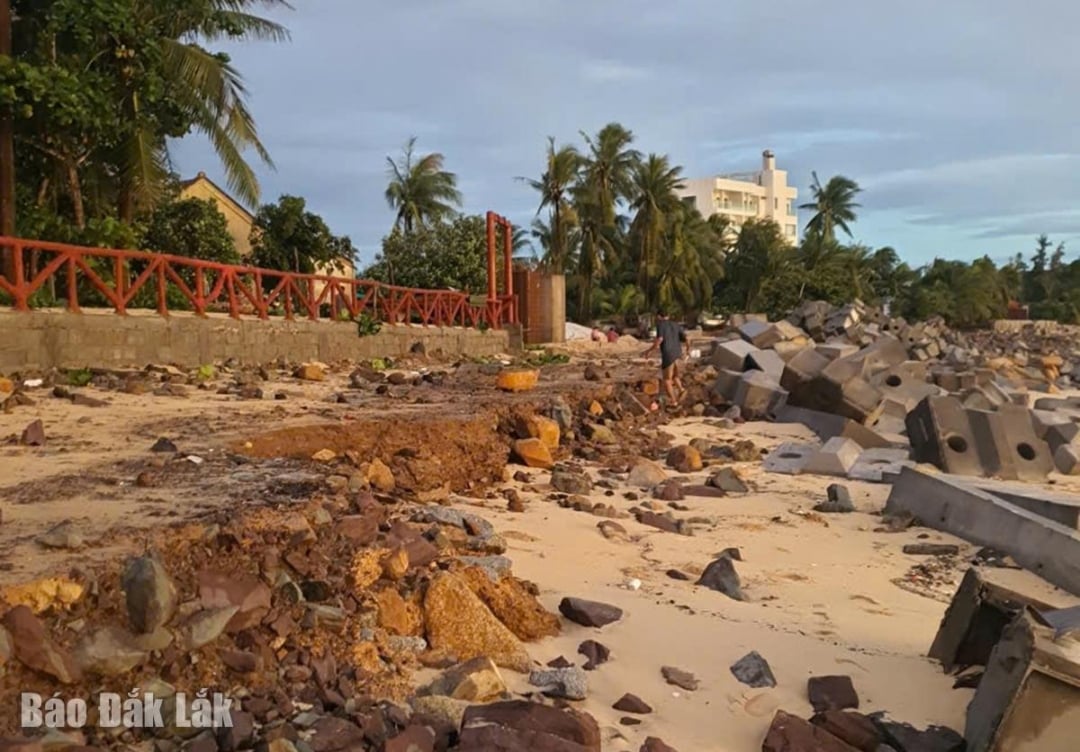 Jalan konstruksi Proyek Penanganan dan Pemulihan Darurat longsor pantai An My - An Chan rusak diterjang ombak.
