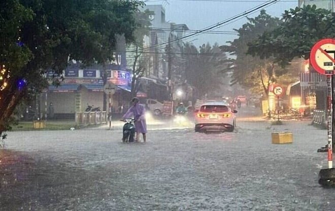 Banyak provinsi di wilayah Tengah mengalami hujan lebat akibat dampak badai No. 13. Foto: laodong.vn