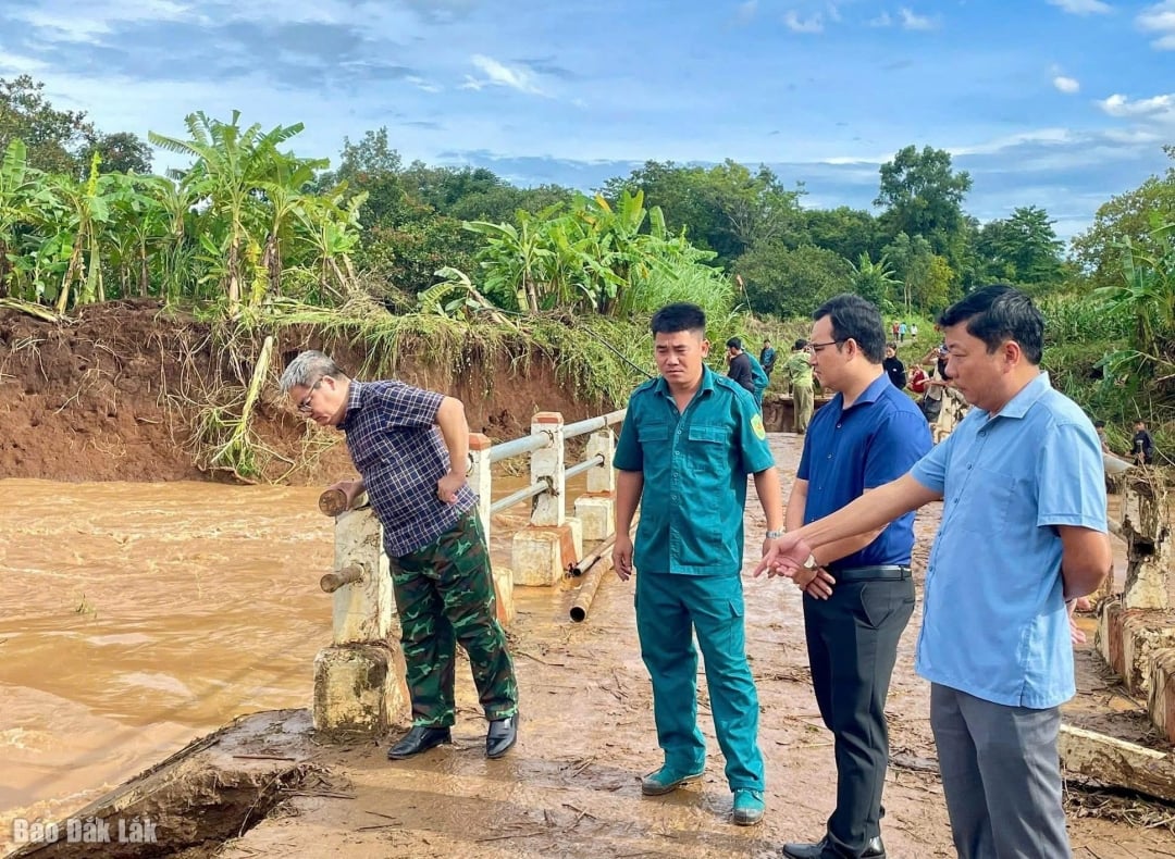 Lãnh đạo Đảng ủy, UBND xã Ea Kiết trực tiếp đến kiểm tra tại cầu số 2. 