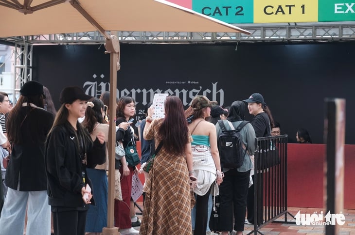 2 đêm diễn của G-DRAGON tại Việt Nam có thể có mưa, fan quyết tắm mưa cùng thần tượng - Ảnh 1.