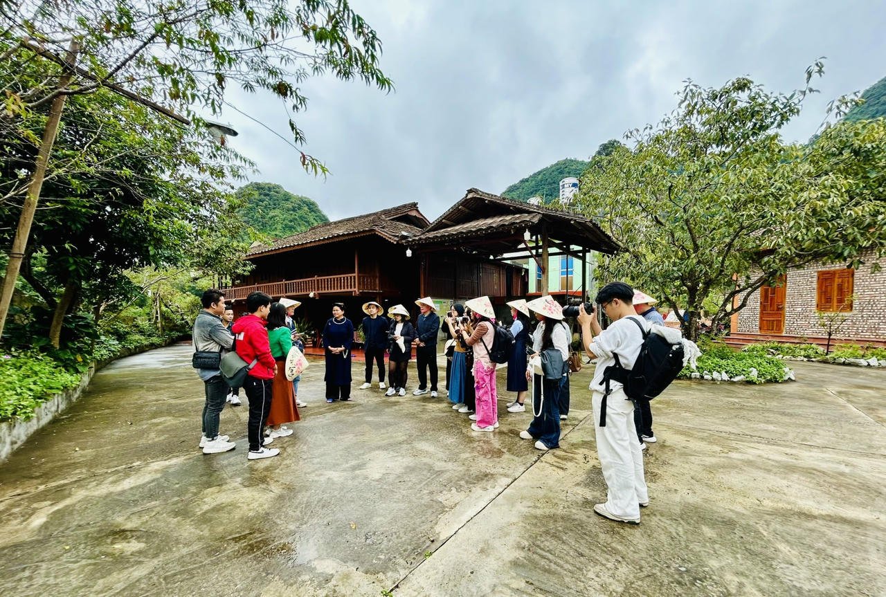 Many tourists come to Quynh Son village to learn about the unique culture of the Tay people (photo by Thuy Duong).