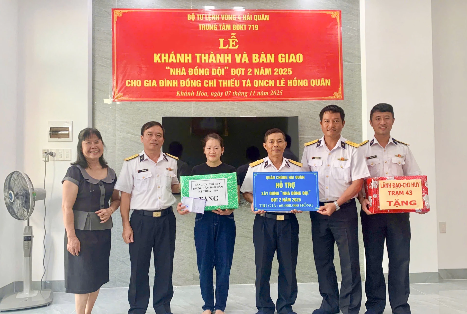 ប្រគល់មូលនិធិសម្រាប់ជួយសាងសង់ផ្ទះសមមិត្តដល់ទាហានជំនាញលោកវរសេនីយ៍ឯក Le Hong Quan ។