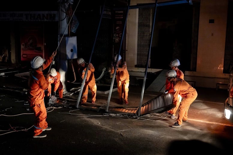Kalmaegi fırtınasından sonra 1,12 milyondan fazla müşteriye elektrik verildi - Fotoğraf 2. Hơn 1,12 triệu khách hàng đã được khôi phục cấp điện sau bão Kalmaegi- Ảnh 2.