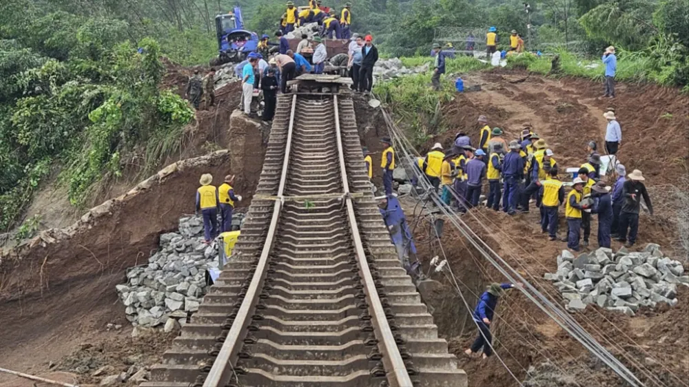 ជាទូទៅបានជួសជុលផ្នែកផ្លូវដែកដែលត្រូវទឹកជន់លិច ហើយមានផ្លូវដែកព្យួរប្រវែងជាង ៩ ម៉ែត្រ។