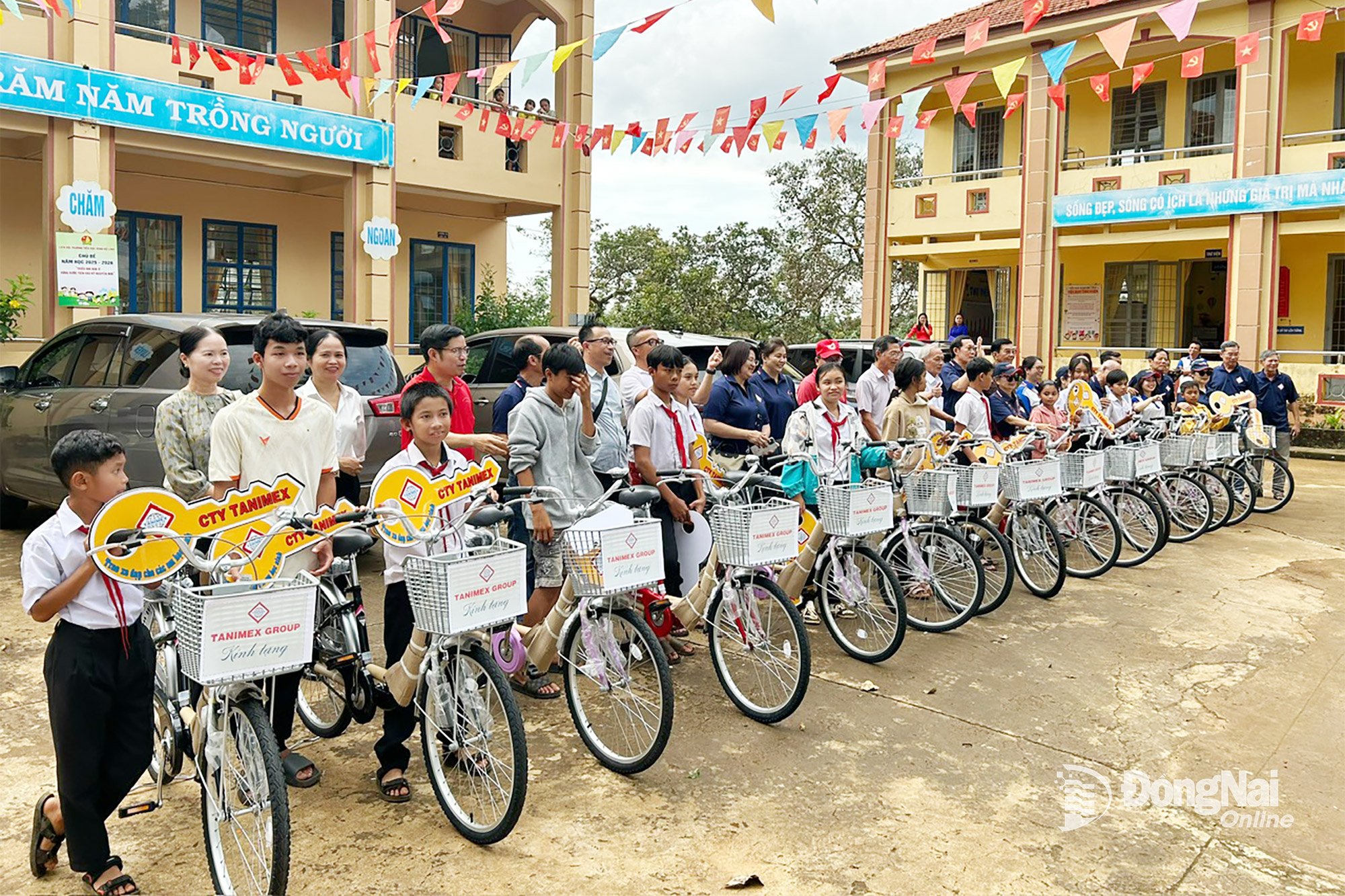 Đoàn trao tặng 30 xe đạp cho học sinh các trường tại 2 xã Đak Ơ, Bù Gia Mập, tỉnh Đồng Nai. Ảnh: L.T