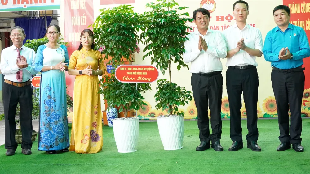 Bui Thanh Nhan elvtárs fákat adományozott a 3. járásnak