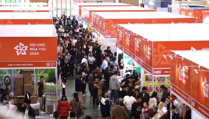 Människor deltar i upplevelsestånd på den första höstmässan - 2025.