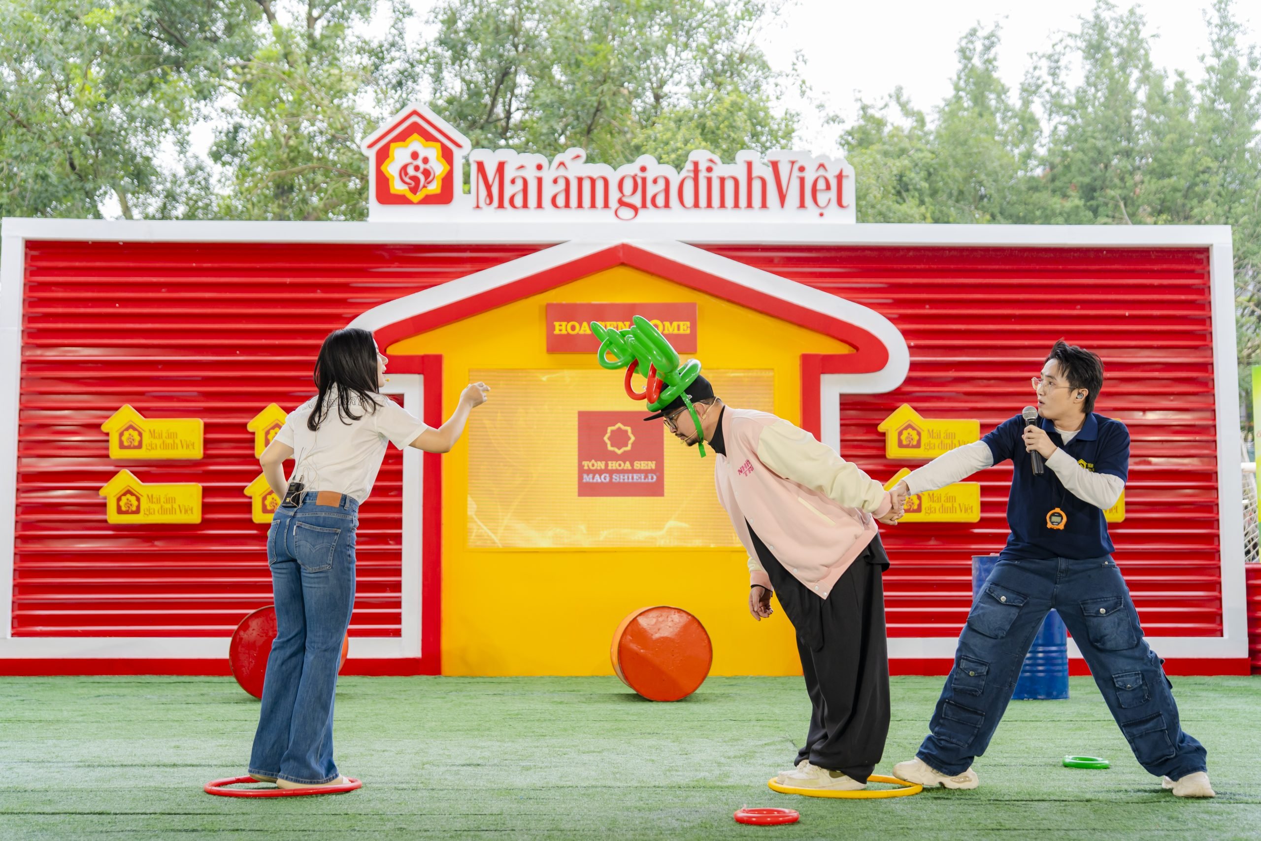 បរិយាកាសនៅស្ទូឌីយ៉ូ “ផ្ទះគ្រួសារវៀតណាម” កាន់តែមានភាពរស់រវើក នៅពេលដែលតារាចម្រៀង Ha Le និងតារាចម្រៀង Bui Le Man សម្តែងការប្រកួតប្រជែងជាបន្តបន្ទាប់ជាមួយគ្នា។