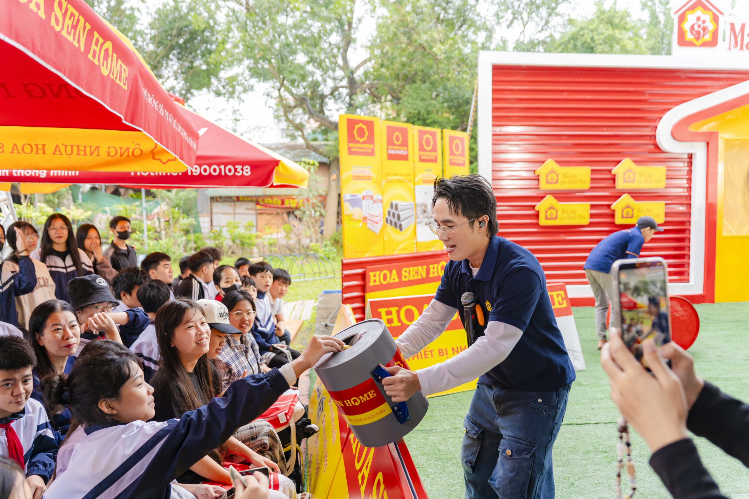 សិស្សជាច្រើនត្រូវបានផ្តល់ឱកាសដោយសាលាឱ្យមានវត្តមាននៅកីឡដ្ឋានតាំងពីព្រឹកព្រលឹម ដើម្បីមើលការថតកម្មវិធី ដោយហេតុនេះសិក្សាបន្ថែមអំពីស្ថានភាពមិនសូវល្អរបស់មិត្តភ័ក្តិរបស់ពួកគេ។