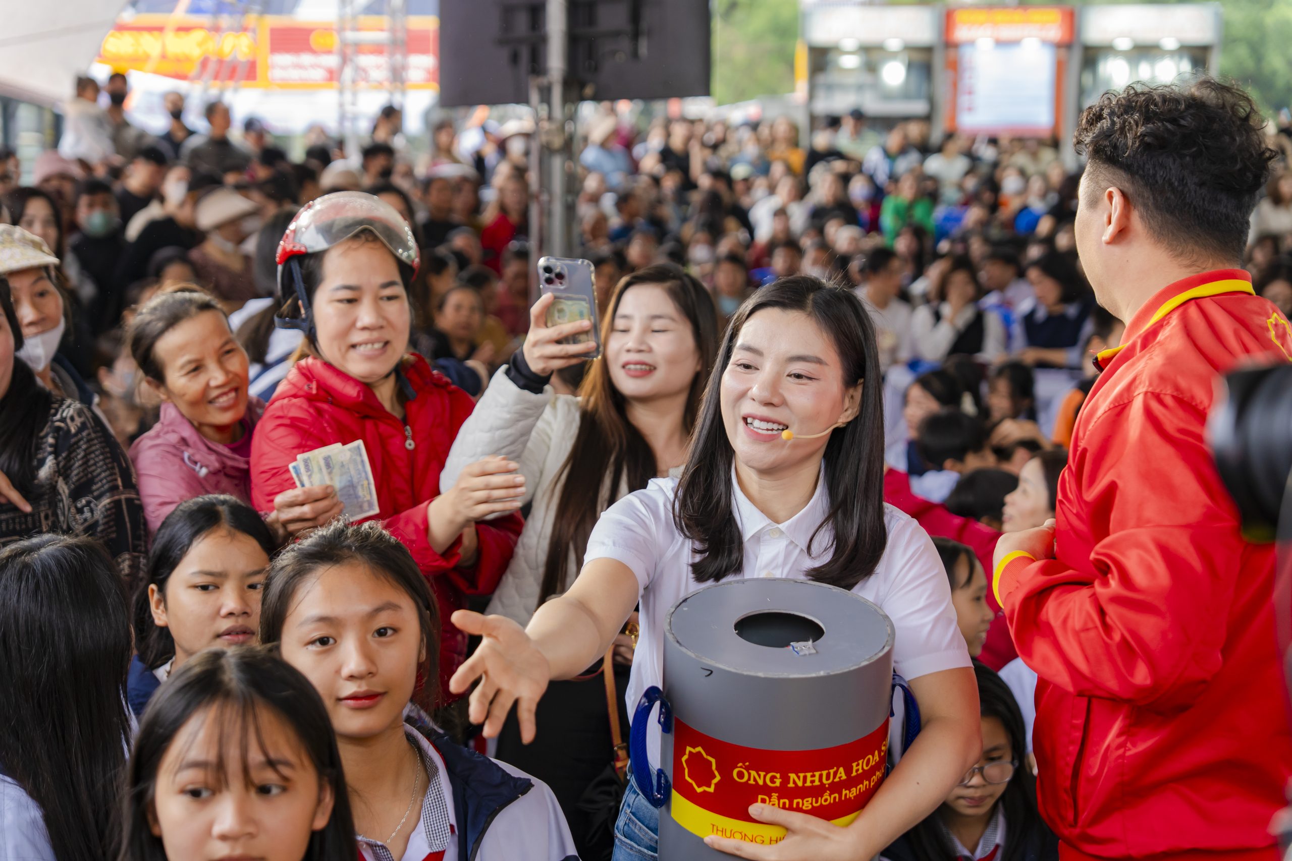 ទោះជាមានភ្លៀងធ្លាក់ក៏ដោយ ក៏ទស្សនិកជនមួយចំនួនធំនៅតែឈរអបអរសាទរយ៉ាងក្លៀវក្លា និងគាំទ្រដល់គ្រួសារដែលមានការលំបាកក្នុងកម្មវិធី។