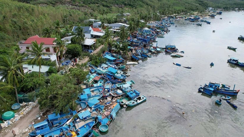 Fiskebåtar skadades av vågorna och staplades ovanpå varandra.