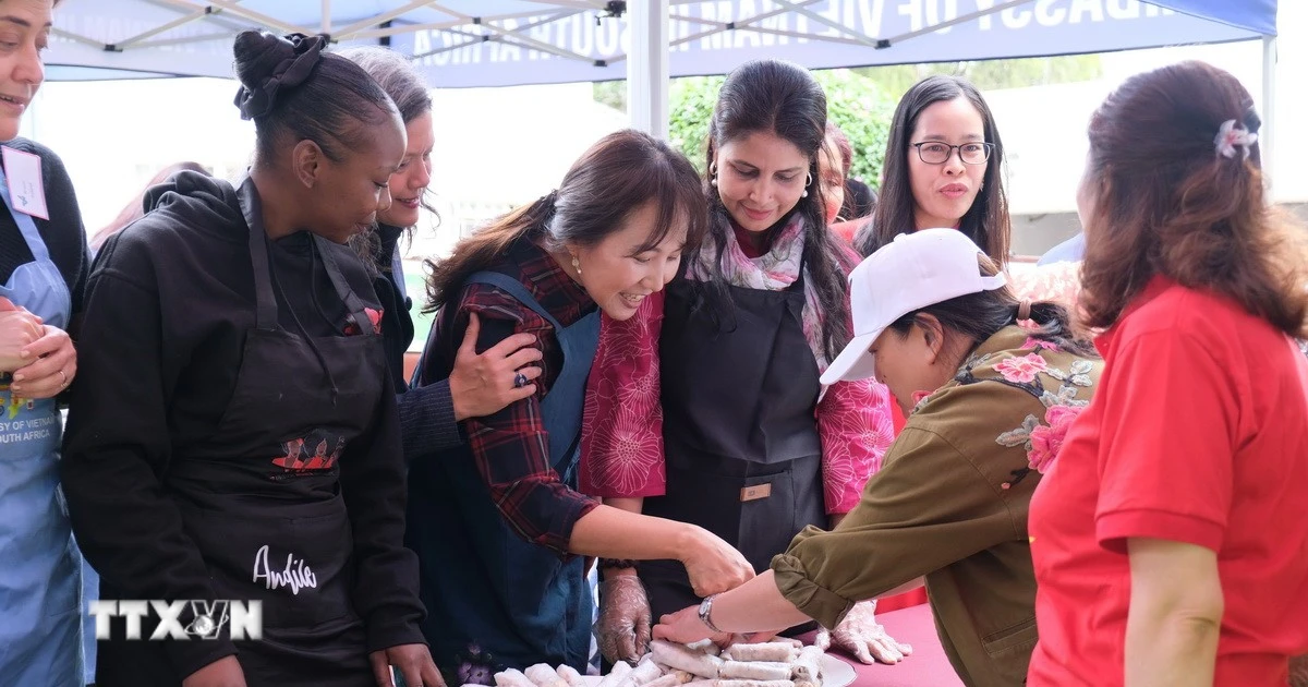 Các Phu quân ngoại giao quốc tế tại Nam Phi học nấu món ăn Việt Nam