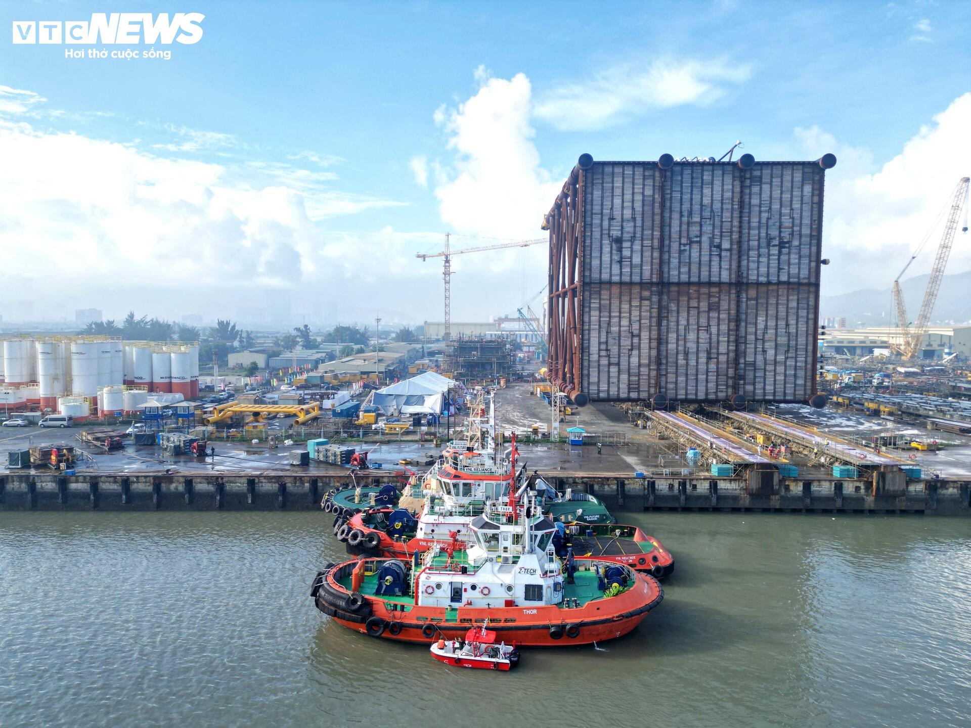 ہو چی منہ سٹی پارٹی کے سیکرٹری ٹران لو کوانگ پیٹرو ویتنام گروپ - 5 کے ساتھ کام کرتے ہیں۔