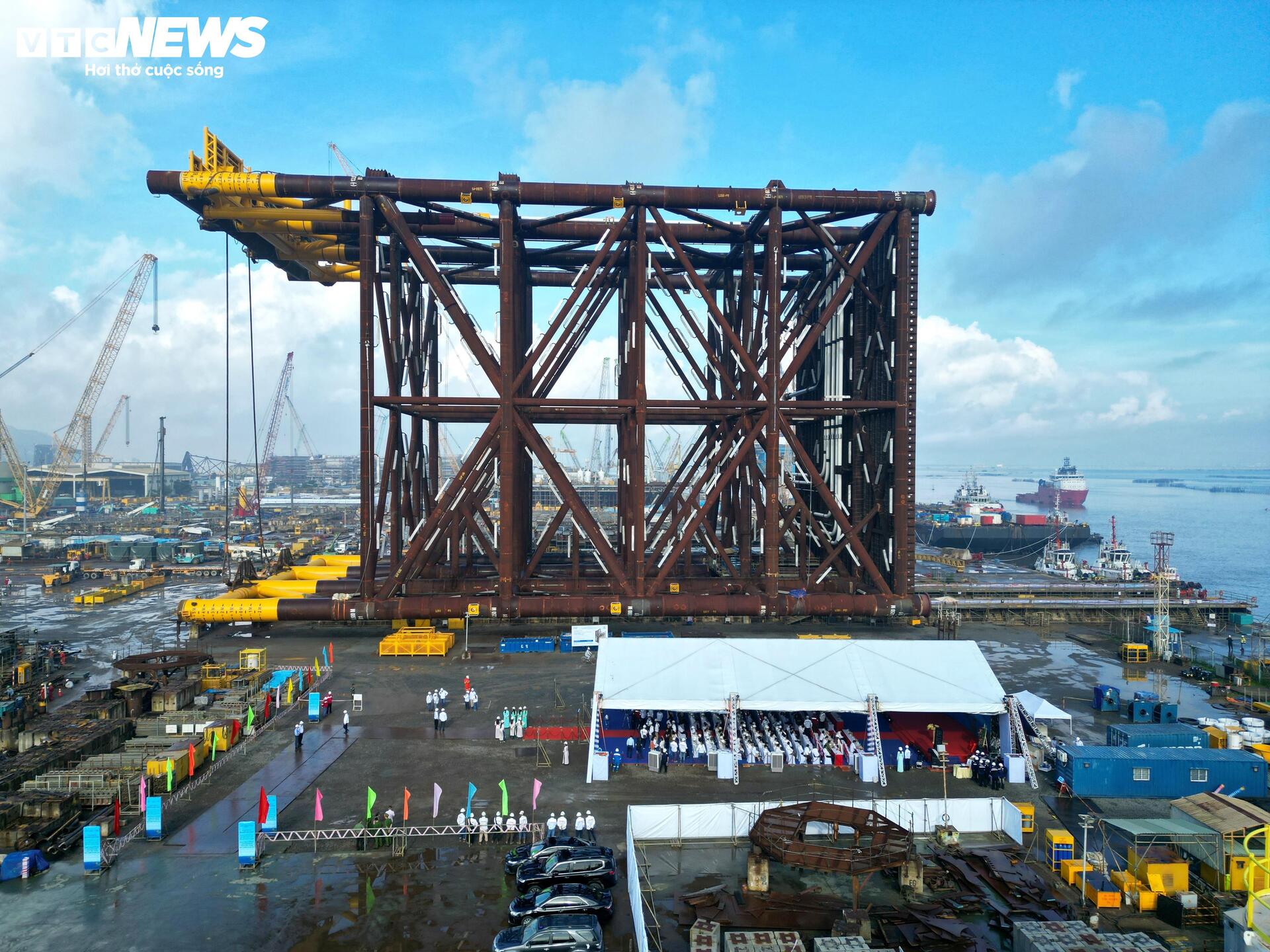 ہو چی منہ سٹی پارٹی کے سیکرٹری ٹران لو کوانگ پیٹرو ویتنام گروپ - 8 کے ساتھ کام کرتے ہیں۔