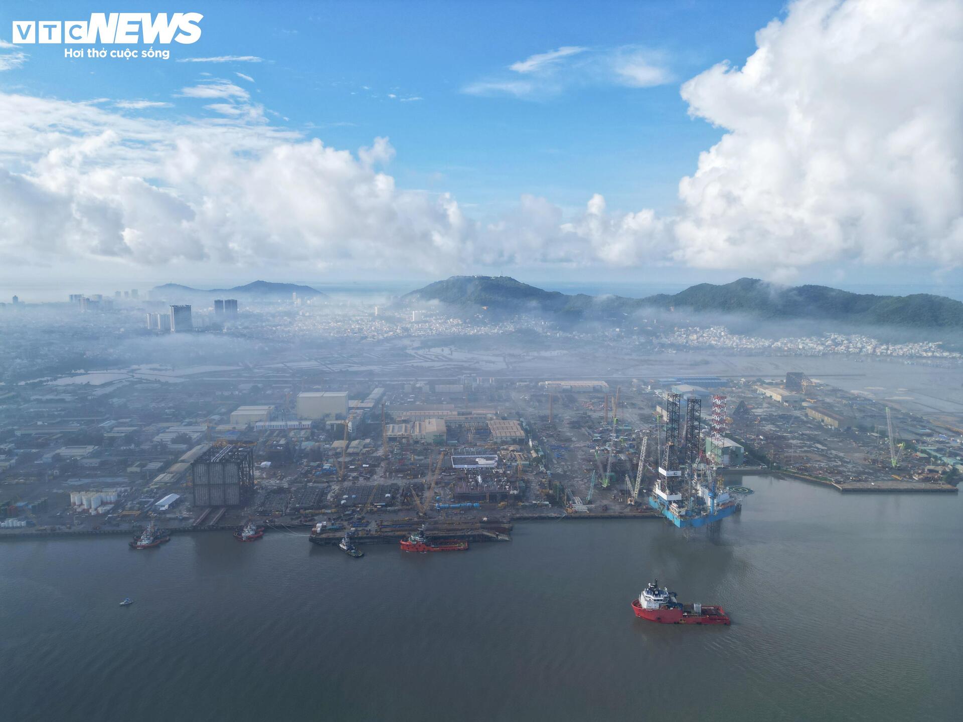 ہو چی منہ سٹی پارٹی کے سیکرٹری ٹران لو کوانگ پیٹرو ویتنام گروپ - 10 کے ساتھ کام کرتے ہیں۔