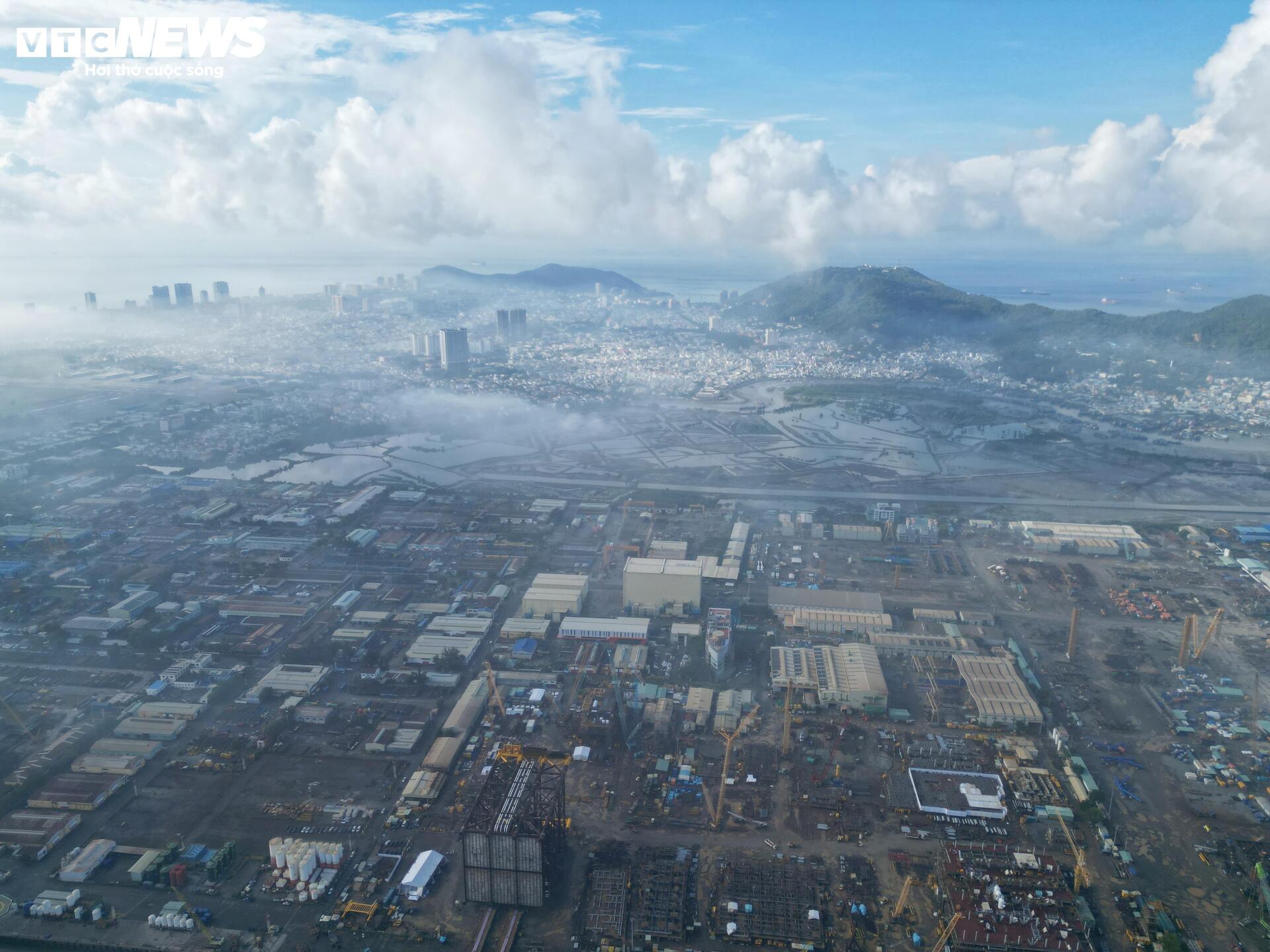 ہو چی منہ سٹی پارٹی سیکرٹری ٹران لو کوانگ پیٹرو ویتنام گروپ - 11 کے ساتھ کام کرتے ہیں۔