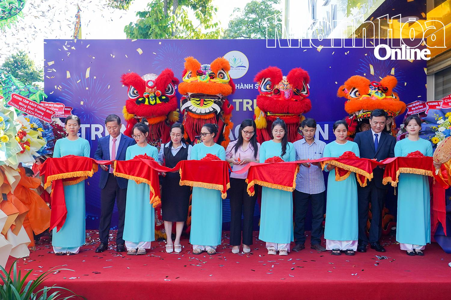 Ledare för Khanh Hoa Book Distribution Joint Stock Company och delegater genomförde bandklippningsceremonin för att inviga Phan Rang Book Center.