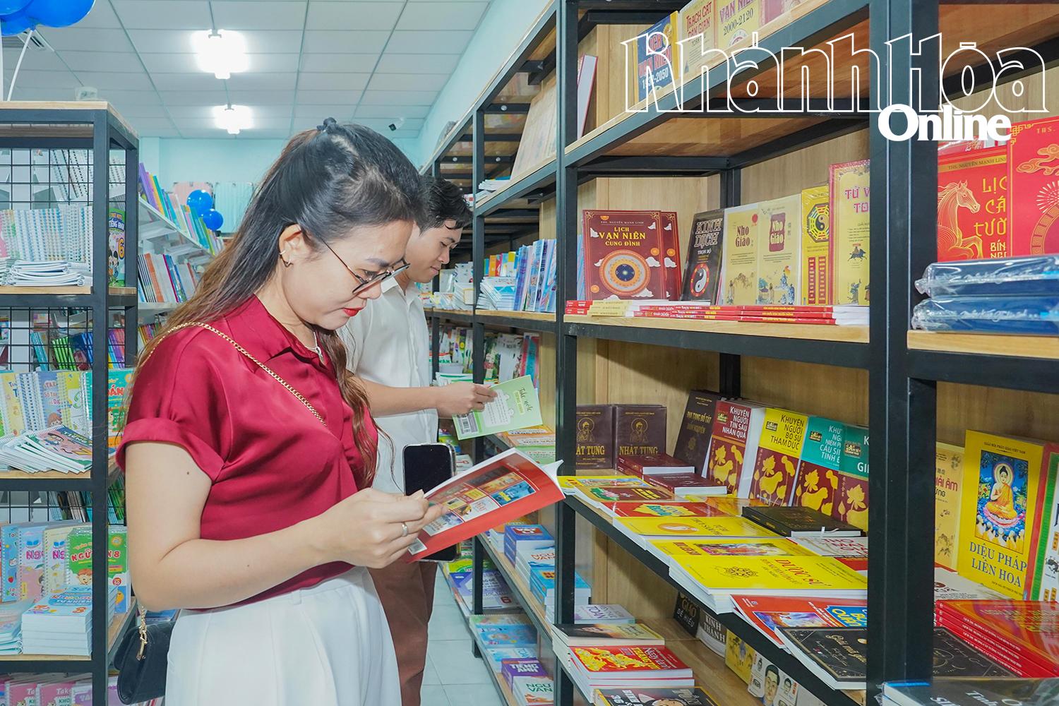 Kunder besöker och handlar på Phan Rang bokcenter.