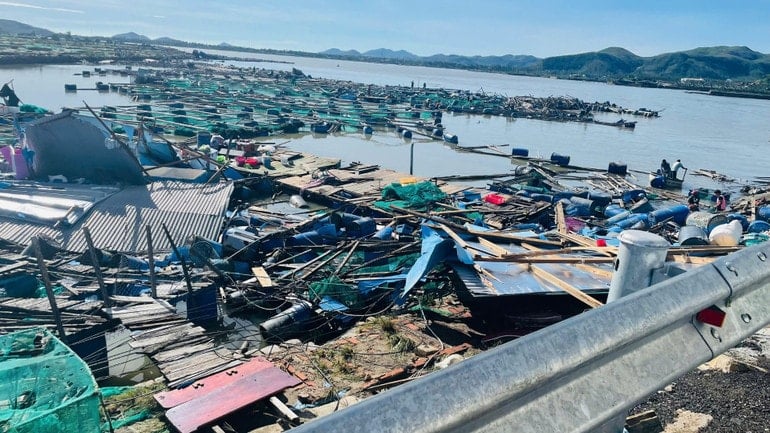 ບໍລິເວນອ່າງລ້ຽງປາແຫ່ງໜຶ່ງໄດ້ຮັບຄວາມເສຍຫາຍຢ່າງໜັກໜ່ວງຈາກພະຍຸໝາຍເລກ 13. img-0529-2360.jpg