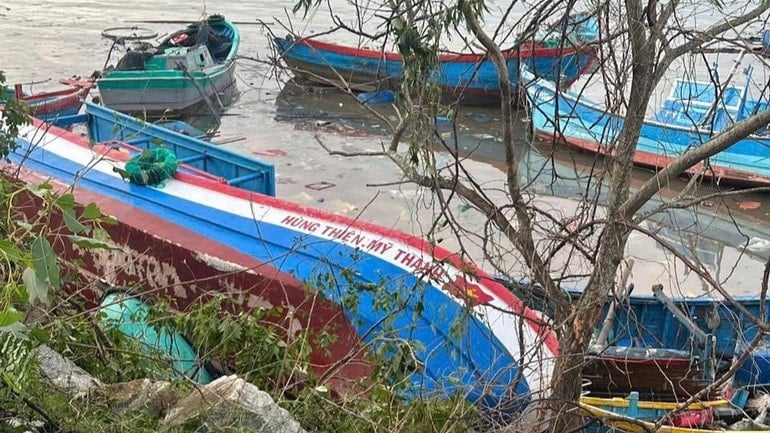 ເຮືອແລະເຮືອໄດ້ຫຼົ້ມແລະຖືກຄື້ນທະເລຖືກພັງທະລາຍແລະໄດ້ປະທັບຢູ່ແຄມຝັ່ງ. img-0540-4507.jpg