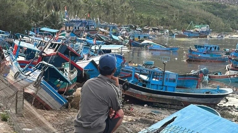 ຊາວທ້ອງຖິ່ນຄົນນຶ່ງເບິ່ງເຮືອທີ່ເສຍຫາຍຂອງລາວຢ່າງໂສກເສົ້າ. img-0538-2444.jpg