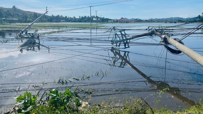 ເສົາໄຟຟ້າຫຼາຍຕົ້ນຖືກຫັກ, ເຮັດໃຫ້ໄຟຟ້າຂາດ. img-0528-7660.jpg