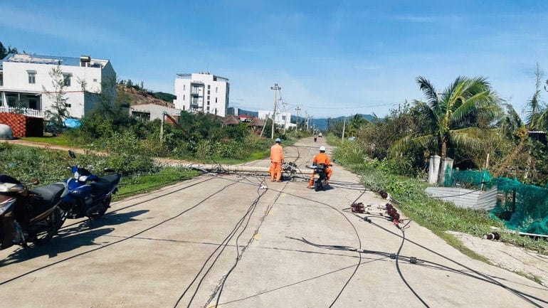 ພະນັກງານບໍລິສັດໄຟຟ້າດັກລັກ ລົງກວດກາສ້ອມແປງລະບົບໄຟຟ້າທີ່ເສຍຫາຍຢູ່ແຄມຝັ່ງທະເລທີ່ເກີດຈາກພະຍຸໝາຍເລກ 13. img-0526-2835.jpg