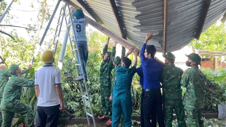 ກອງທັບແຂວງ ດັກລັກ ສູ້ຊົນຊ່ວຍປະຊາຊົນຜ່ານຜ່າຜົນຮ້າຍຢ້ອນຫຼັງຈາກໄພທຳມະຊາດ. img-0550-7714.jpg