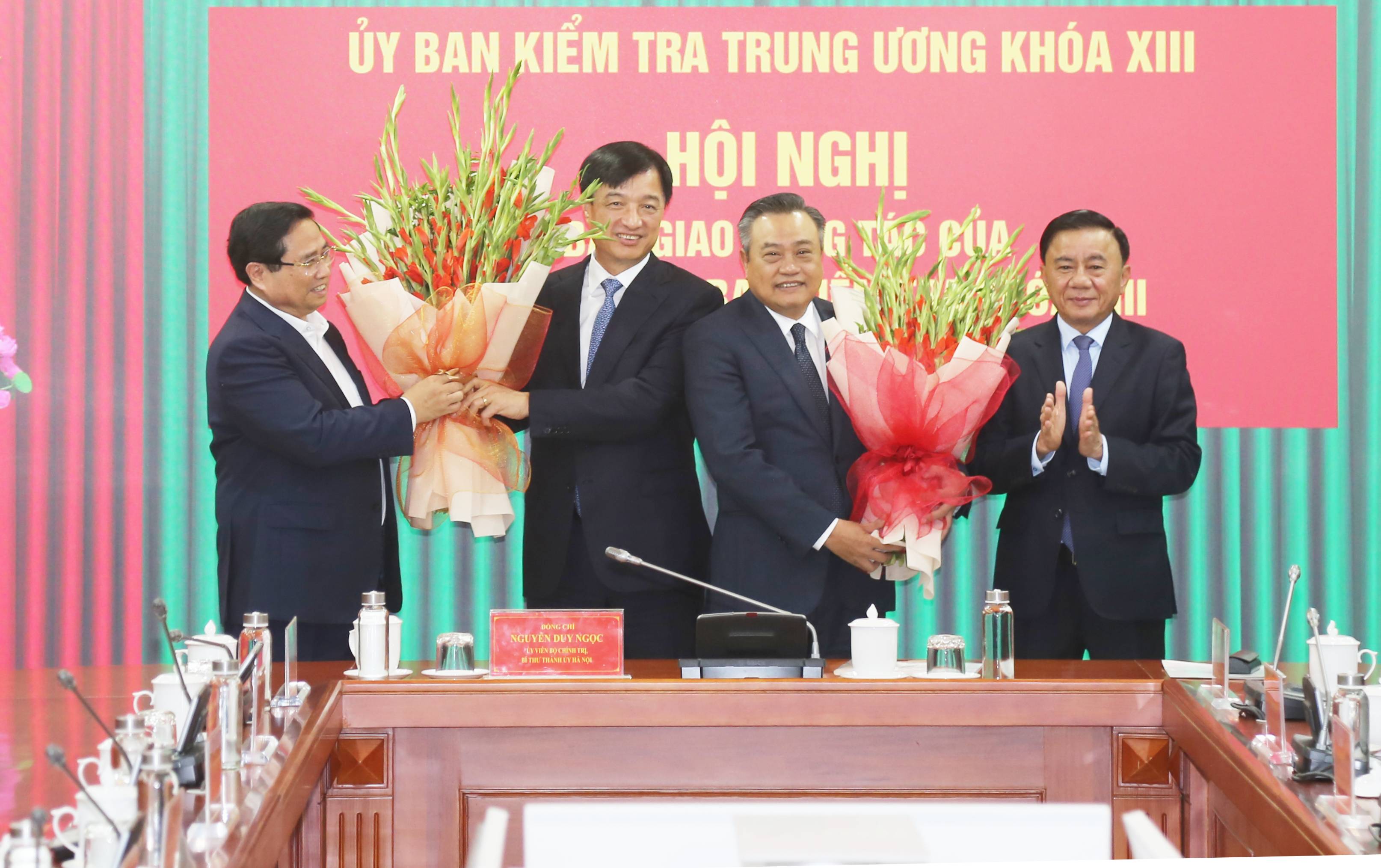Hội nghị bàn giao công tác của Chủ nhiệm Uỷ ban Kiểm tra Trung ương khóa XIII
