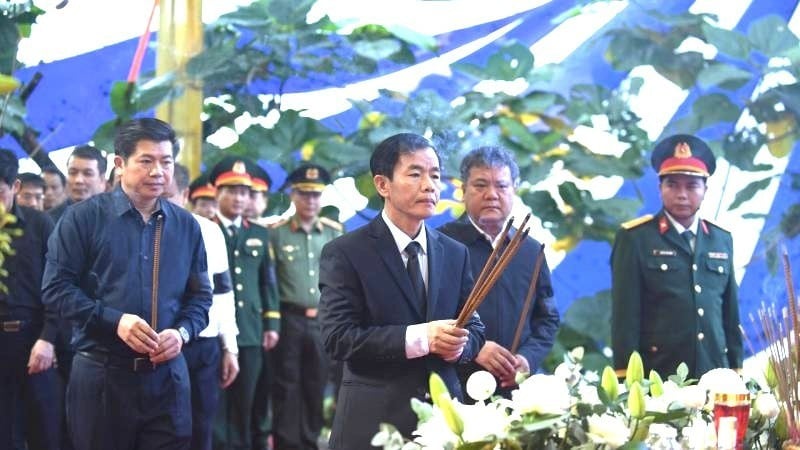 Nguyễn Van Phuong, Quang Tri tartomány párttitkára és a tartományi vezetők füstölővel tisztelegtek a mártírok földi maradványai előtt.