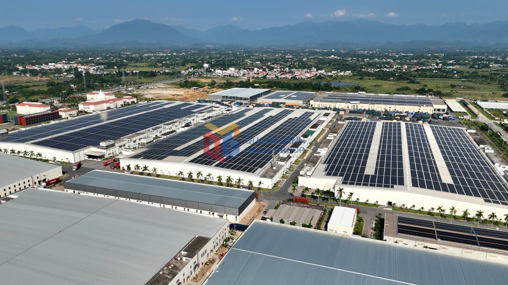 Solcellepaneler er installert på taket av en fabrikk i Hai Ha industripark. Foto: Manh Truong