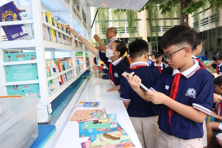 Школа не будет принимать цветы 20 ноября, надеясь обменять их на книги и тетради для учеников - Фото 1. Trường xin không nhận hoa ngày 20-11, mong được đổi thành sách, tập cho học trò - Ảnh 1.