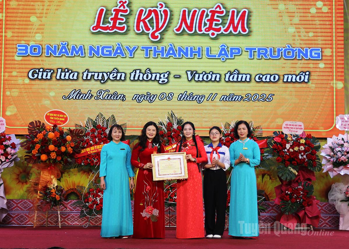 Vicevoorzitter van het Provinciaal Volkscomité Vuong Ngoc Ha overhandigde een Certificaat van Verdienste uit handen van de voorzitter van het Provinciaal Volkscomité aan de gemeenschap van de middelbare school van Le Quy Don.