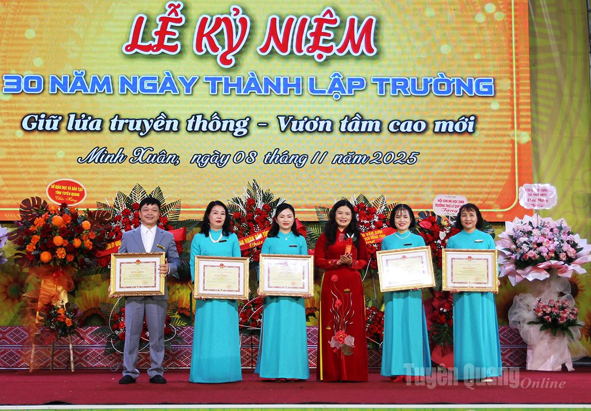 Vicevoorzitter van het Provinciaal Volkscomité Vuong Ngoc Ha reikte Certificaten van Verdienste uit handen van de voorzitter van het Provinciaal Volkscomité uit aan personen die uitzonderlijke prestaties hadden geleverd.