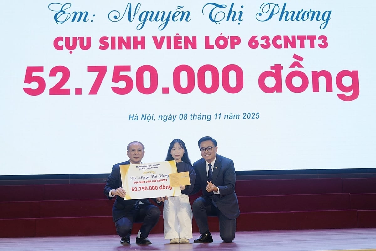 Em Nguyễn Thị Phương, cựu sinh viên K63 và được đặc cách giữ lại công tác ở Trung tâm Tin học, nhận sổ tiết kiệm tại chương trình. Ảnh: Bảo Thắng. 