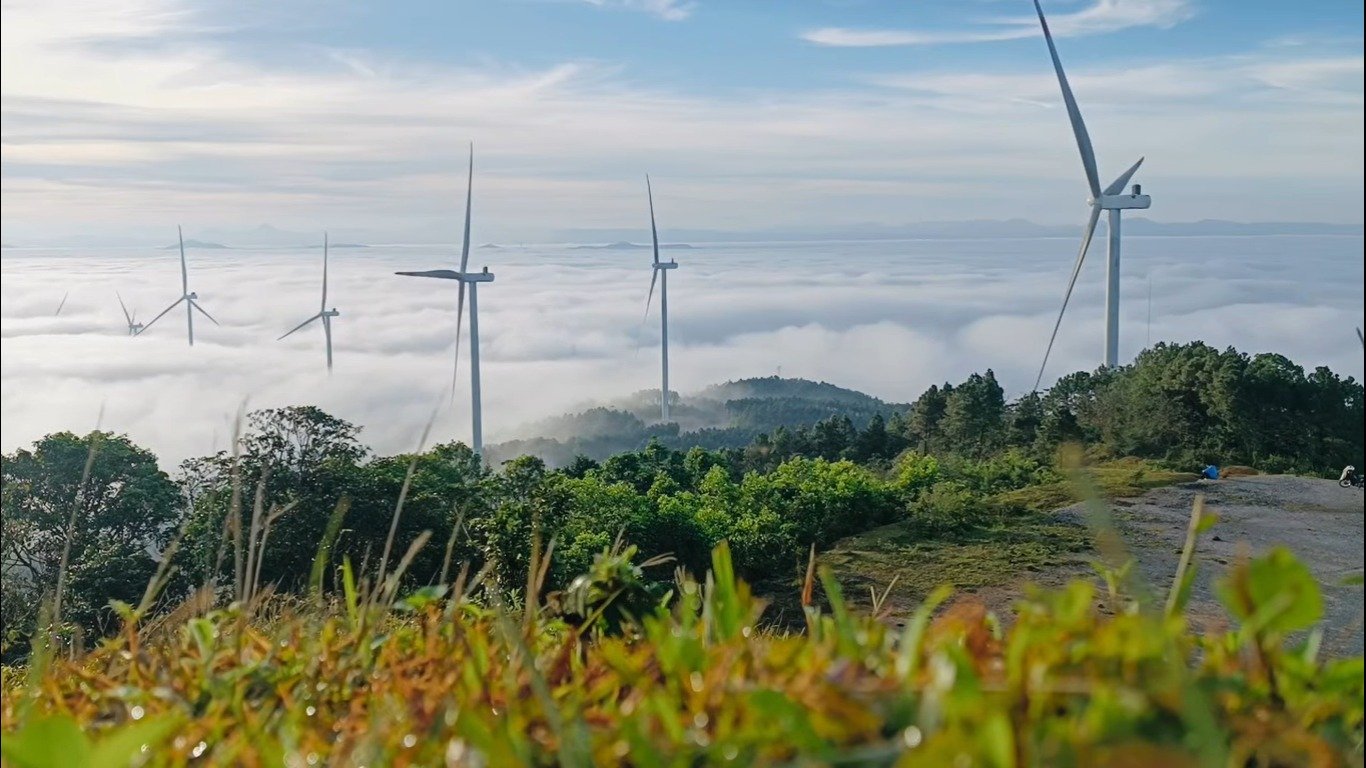 រូបភាពនៃទួរប៊ីនខ្យល់ឡើងលើពពកនៅ Khe Sanh ខេត្ត Quang Tri ។ រូបថត៖ ថាវ ឡាន។ Hình ảnh turbin điện gió vươn mình trong mây ở Khe Sanh, Quảng Trị. Ảnh: Thảo Lan.
